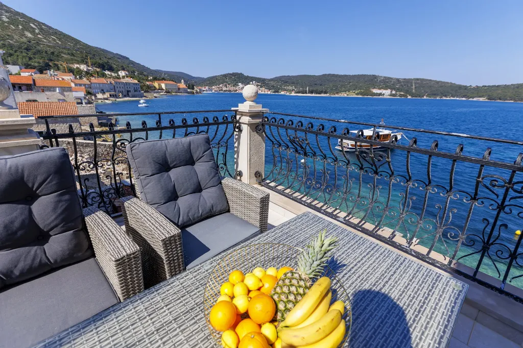 Seaview Apartment Retreat in Vis