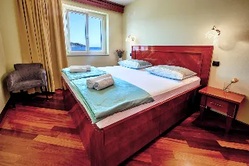 Seaview Apartment Retreat in Vis