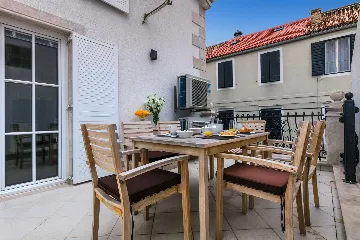 Seaview Apartment Retreat in Vis