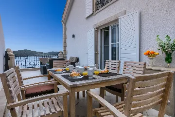 Seaview Apartment Retreat in Vis