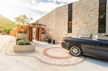 Private 9-Bedroom Villa with Pool near Dubrovnik