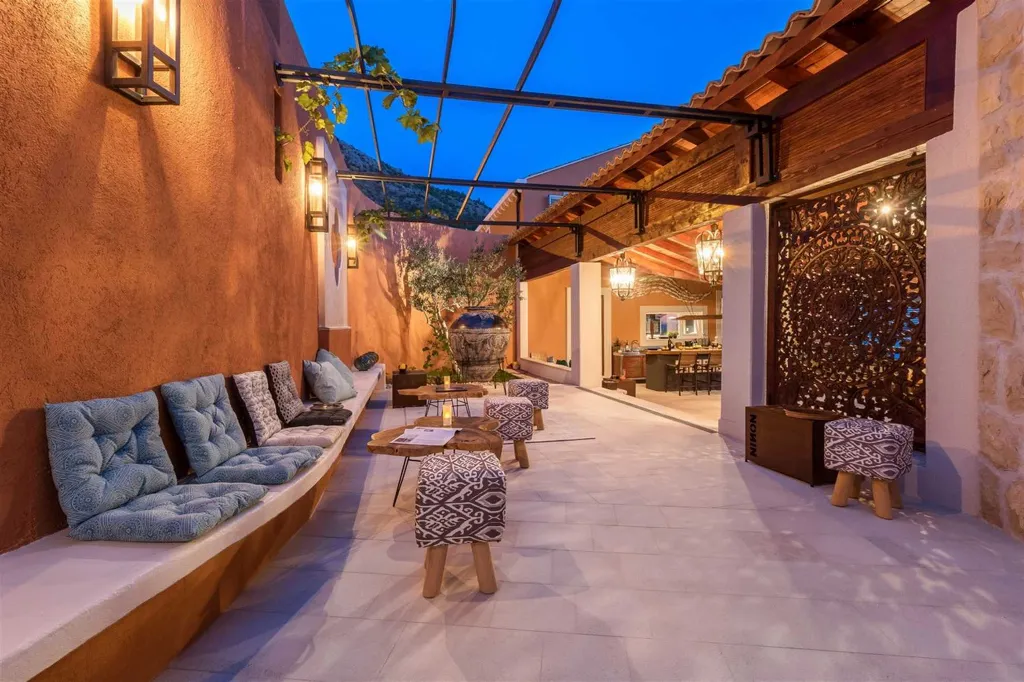 Private 9-Bedroom Villa with Pool near Dubrovnik