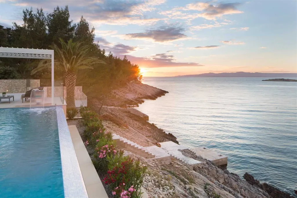 Seafront Villa Retreat with Infinity Pool, Prigradica