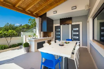 Contemporary Seafront Villa with Heated Pool in Okrug Gornji