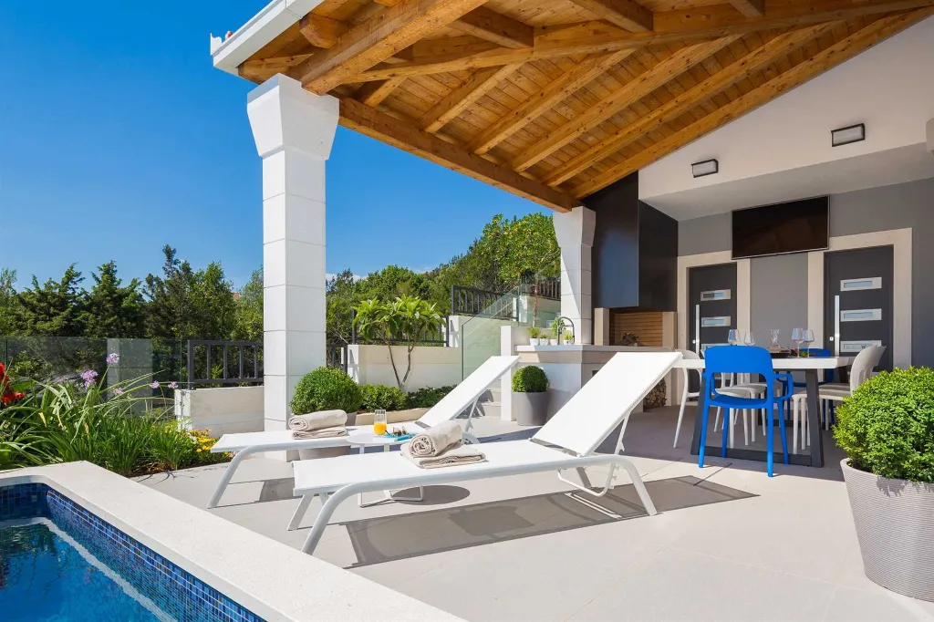 Contemporary Seafront Villa with Heated Pool in Okrug Gornji
