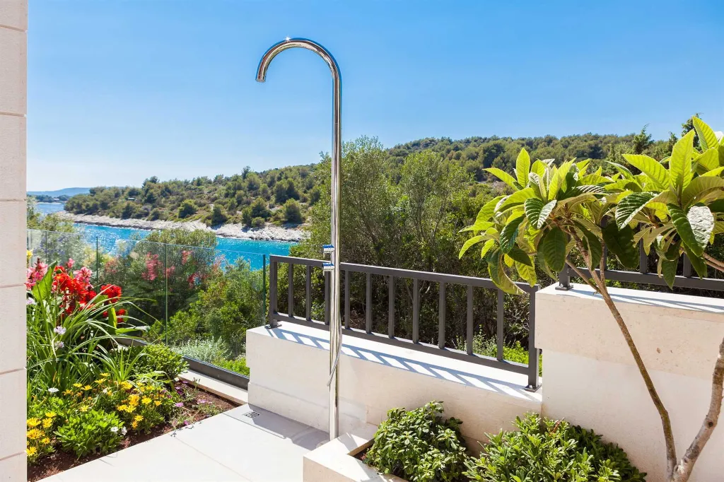 Contemporary Seafront Villa with Heated Pool in Okrug Gornji
