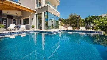 Contemporary Seafront Villa with Heated Pool in Okrug Gornji