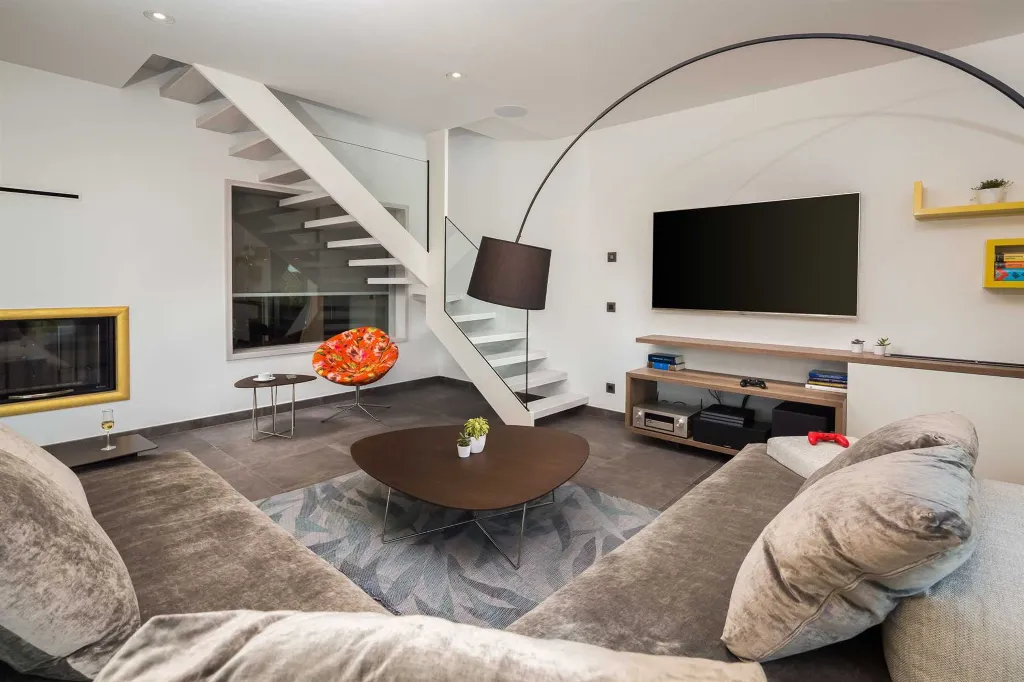 Contemporary Seafront Villa with Heated Pool in Okrug Gornji