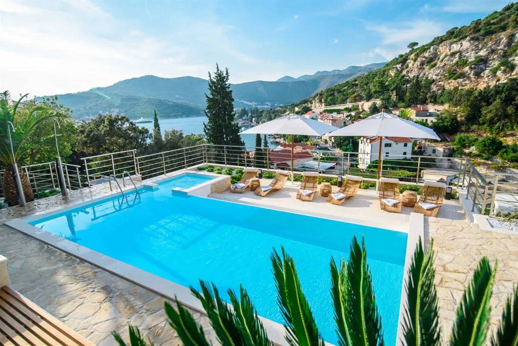 Contemporary Seaside Villa with Infinity Pool in Štikovica