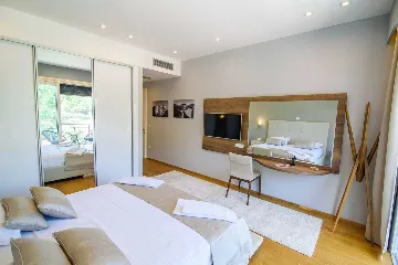 Contemporary Seaside Villa with Infinity Pool in Štikovica