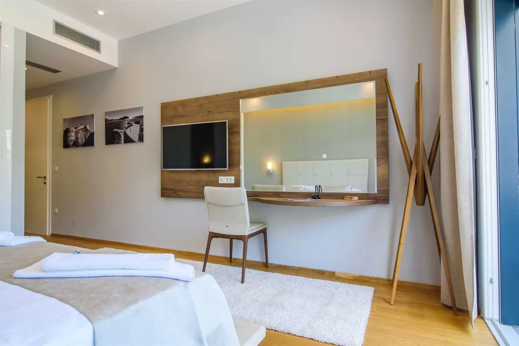 Contemporary Seaside Villa with Infinity Pool in Štikovica