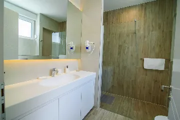 Contemporary Seaside Villa with Infinity Pool in Štikovica