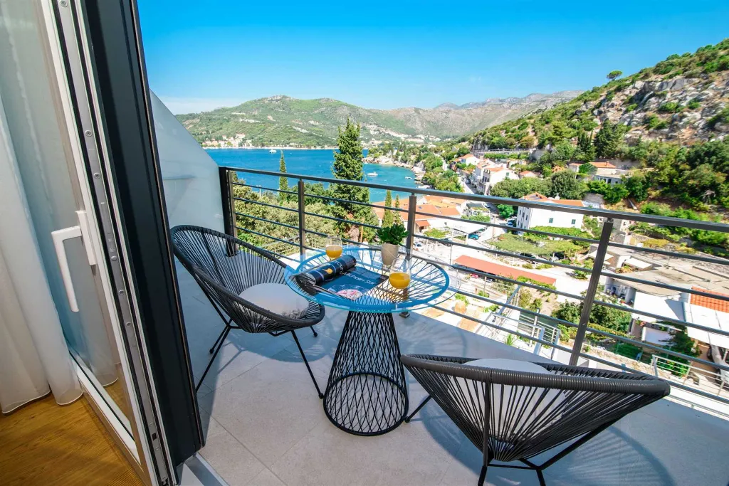Contemporary Seaside Villa with Infinity Pool in Štikovica