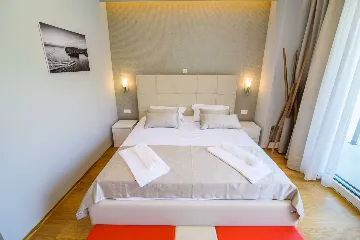 Contemporary Seaside Villa with Infinity Pool in Štikovica