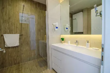 Contemporary Seaside Villa with Infinity Pool in Štikovica