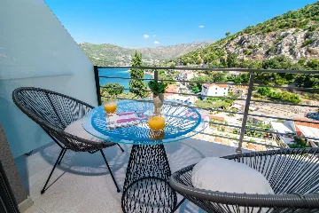 Contemporary Seaside Villa with Infinity Pool in Štikovica