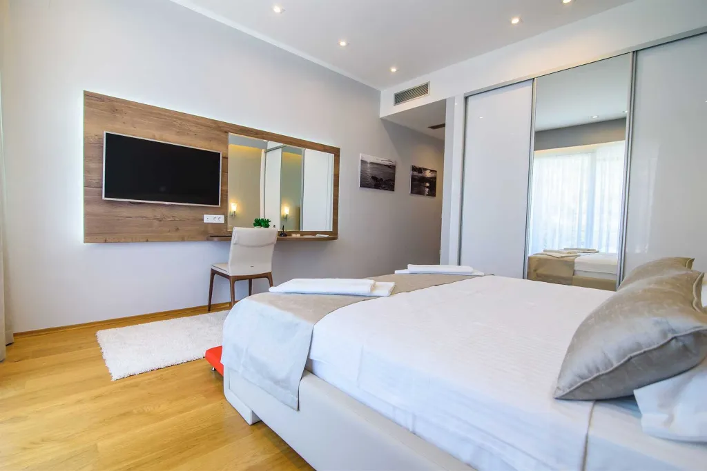 Contemporary Seaside Villa with Infinity Pool in Štikovica