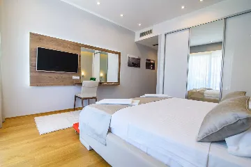 Contemporary Seaside Villa with Infinity Pool in Štikovica