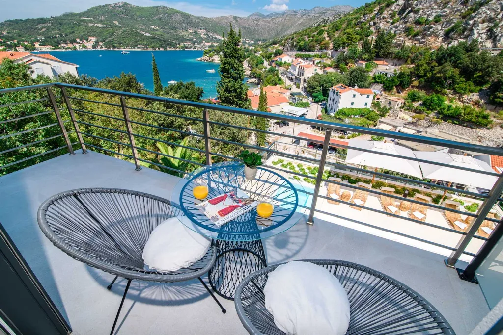 Contemporary Seaside Villa with Infinity Pool in Štikovica