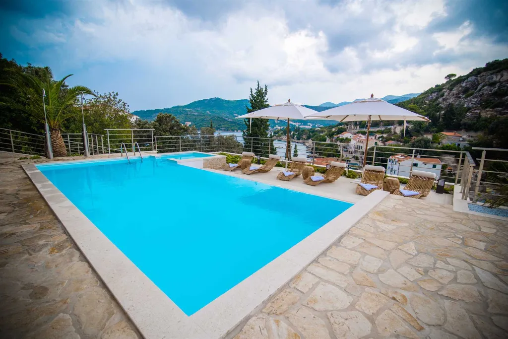 Contemporary Seaside Villa with Infinity Pool in Štikovica