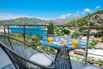 Contemporary Seaside Villa with Infinity Pool in Štikovica