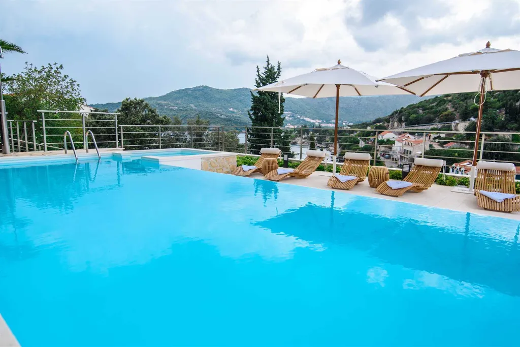 Contemporary Seaside Villa with Infinity Pool in Štikovica