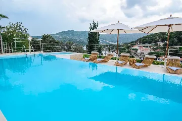 Contemporary Seaside Villa with Infinity Pool in Štikovica