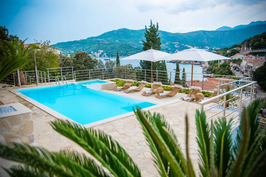Contemporary Seaside Villa with Infinity Pool in Štikovica