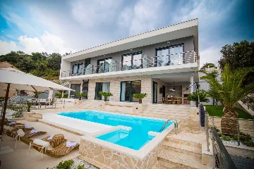 Contemporary Seaside Villa with Infinity Pool in Štikovica
