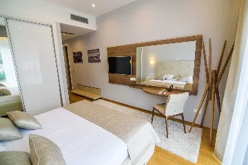 Contemporary Seaside Villa with Infinity Pool in Štikovica