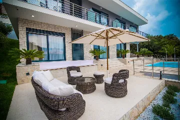 Contemporary Seaside Villa with Infinity Pool in Štikovica