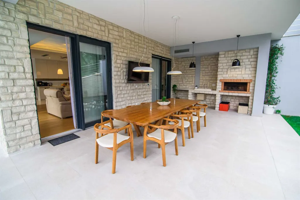 Contemporary Seaside Villa with Infinity Pool in Štikovica