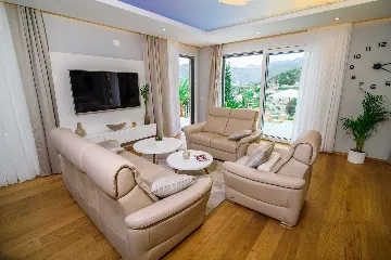 Contemporary Seaside Villa with Infinity Pool in Štikovica