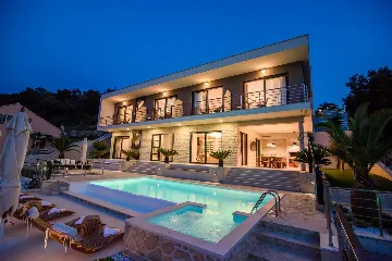 Contemporary Seaside Villa with Infinity Pool in Štikovica