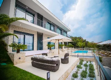 Contemporary Seaside Villa with Infinity Pool in Štikovica