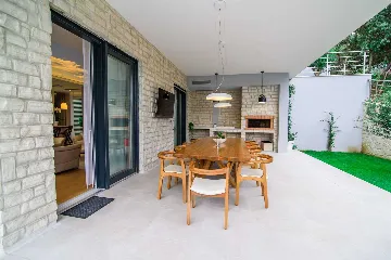 Contemporary Seaside Villa with Infinity Pool in Štikovica