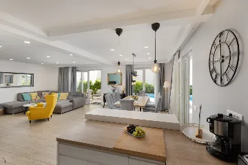 Modern Villa With Heated Pool, 4 Bedrooms – Makarska