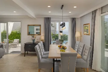 Modern Villa With Heated Pool, 4 Bedrooms – Makarska