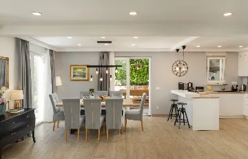 Modern Villa With Heated Pool, 4 Bedrooms – Makarska