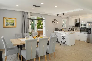 Modern Villa With Heated Pool, 4 Bedrooms – Makarska