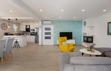 Modern Villa With Heated Pool, 4 Bedrooms – Makarska