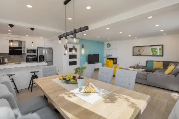 Modern Villa With Heated Pool, 4 Bedrooms – Makarska