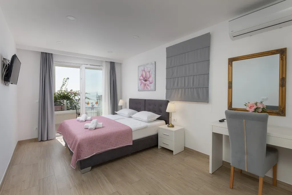 Modern Villa With Heated Pool, 4 Bedrooms – Makarska