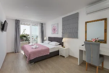 Modern Villa With Heated Pool, 4 Bedrooms – Makarska