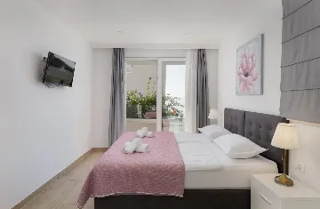 Modern Villa With Heated Pool, 4 Bedrooms – Makarska