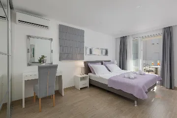 Modern Villa With Heated Pool, 4 Bedrooms – Makarska