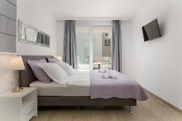 Modern Villa With Heated Pool, 4 Bedrooms – Makarska