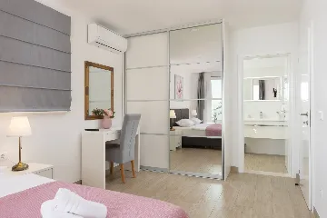 Modern Villa With Heated Pool, 4 Bedrooms – Makarska