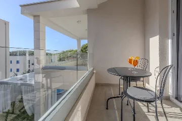 Modern Villa With Heated Pool, 4 Bedrooms – Makarska