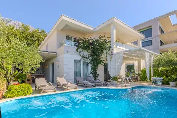 Modern Villa With Heated Pool, 4 Bedrooms – Makarska